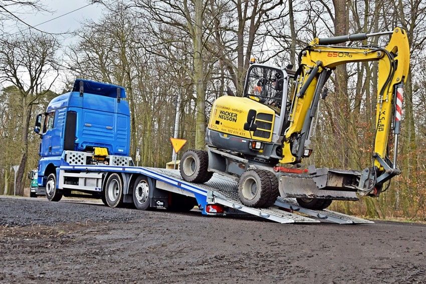 Maschinentransporter - ein Aufbau  fü...